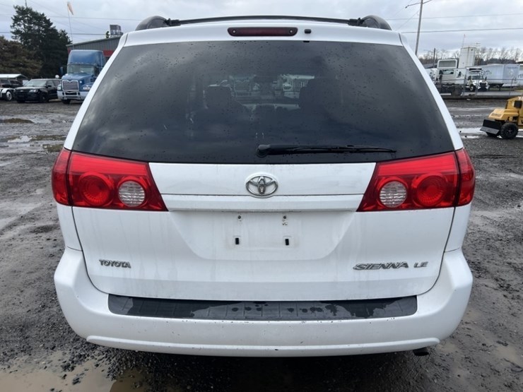 2008-toyota-sienna-le-image-5