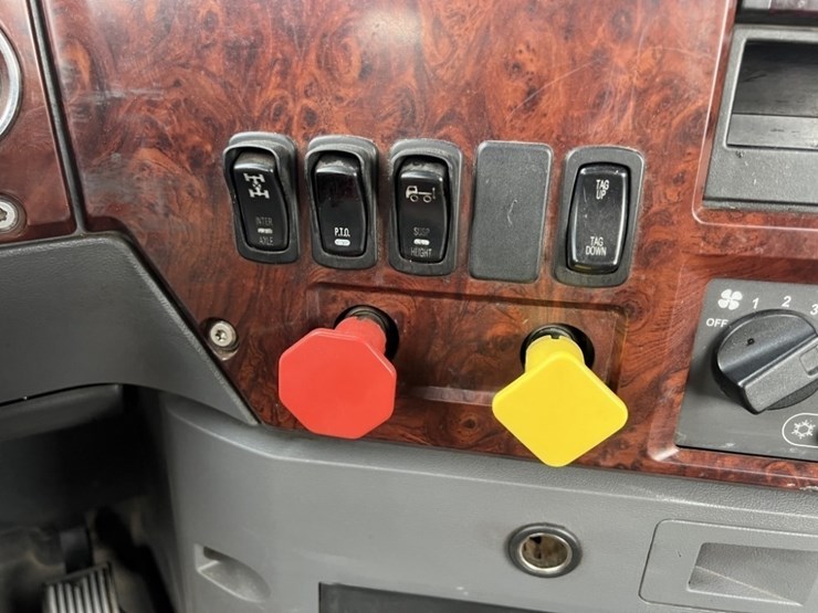 2017-mack-cxu613-tri-axle-truck-tractor-image-41