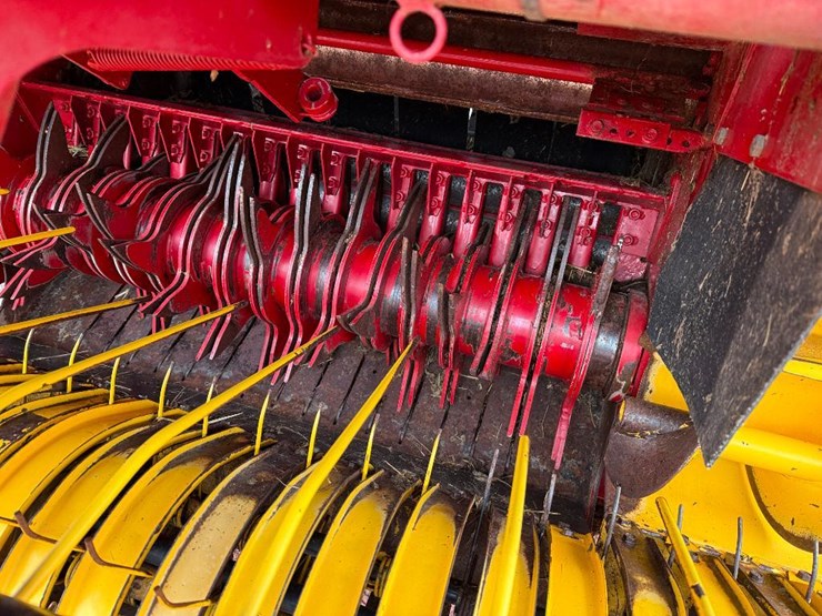 new-holland-br7070-image-28