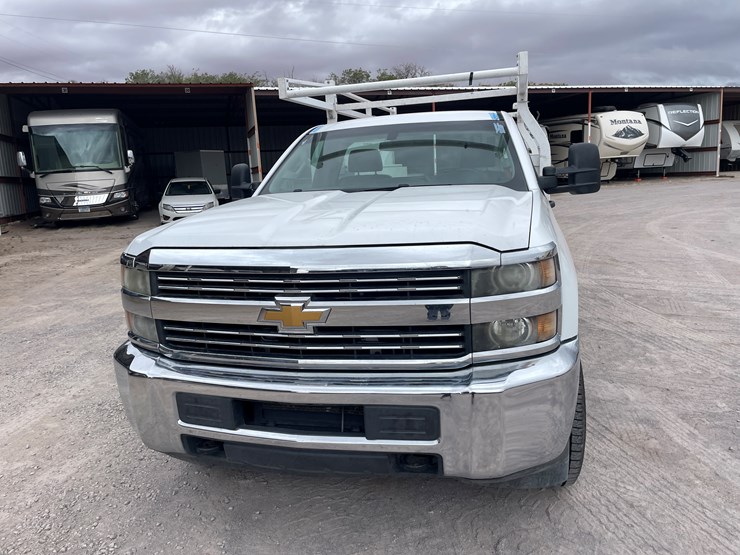 2015-chevrolet-silverado-2500-image-2