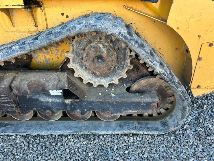 2018-deere-317g-image-19