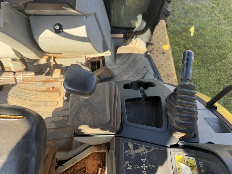 2014-caterpillar-420f-image-11