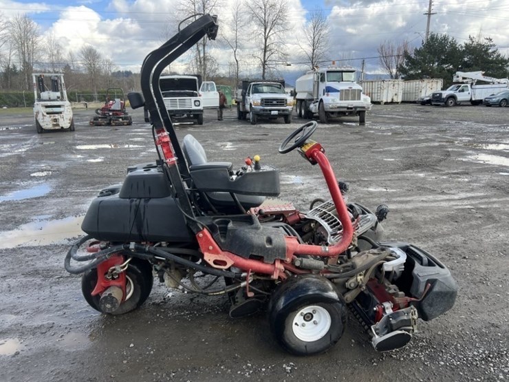 2014-toro-greensmaster-3320-triflex-traction-unit-image-3