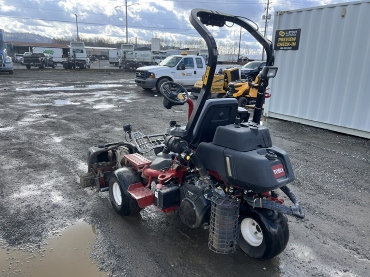 2014-toro-greensmaster-3320-triflex-traction-unit-image-6