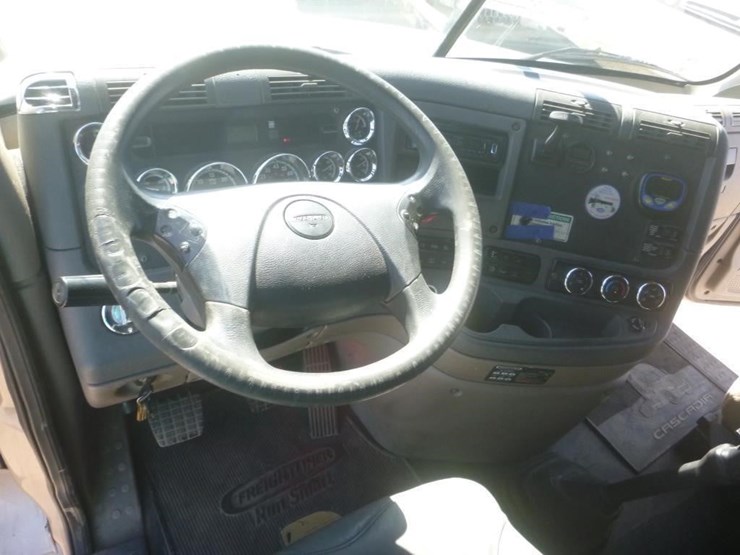 2012-freightliner-cascadia-125-image-20