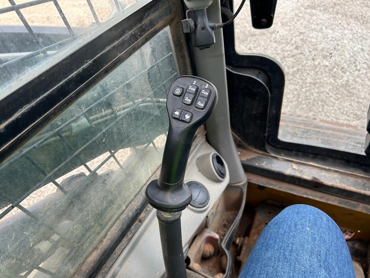 2020-new-holland-c332-image-21