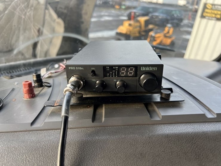 2015-mack-cxu613-tri-axle-truck-tractor-image-39