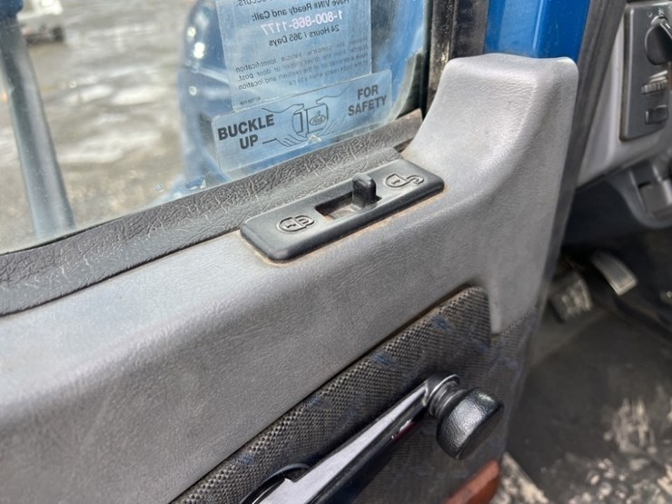 2017-mack-cxu613-tri-axle-truck-tractor-image-34