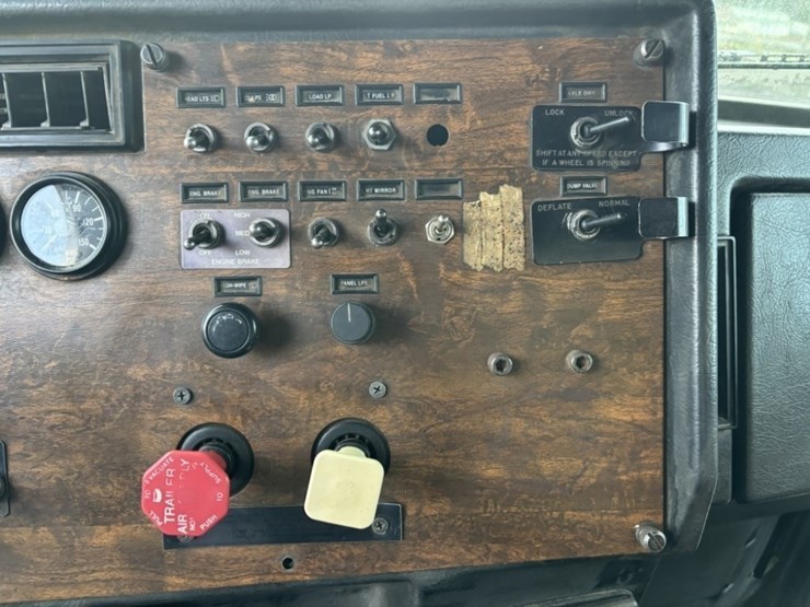 1994-peterbilt-378-image-22