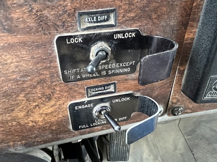 1998-peterbilt-330-image-28