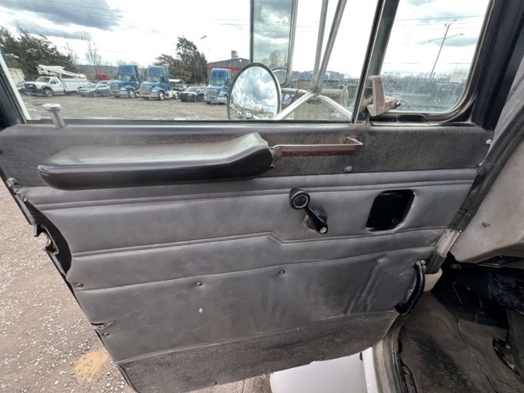 1998-peterbilt-330-image-24