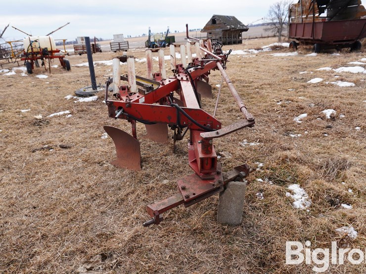 international-710-image-2