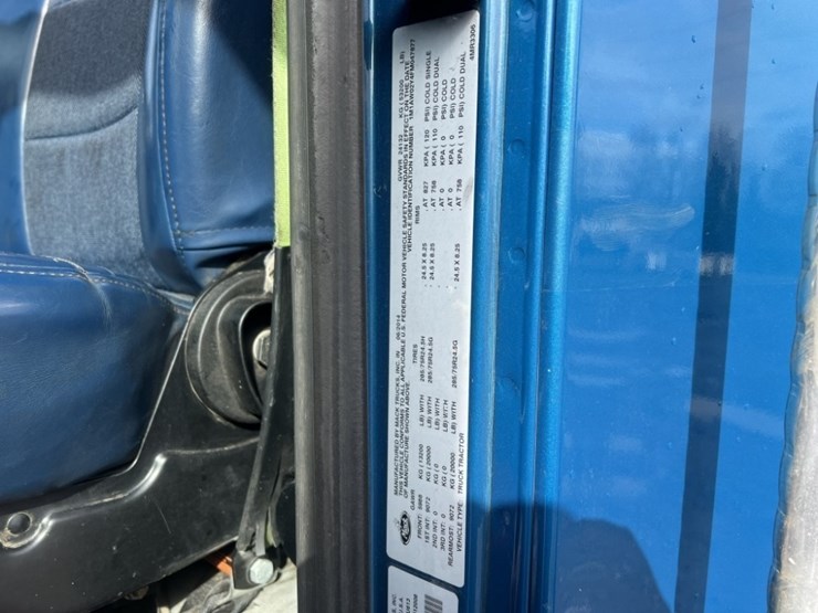 2015-mack-cxu613-tri-axle-truck-tractor-image-10