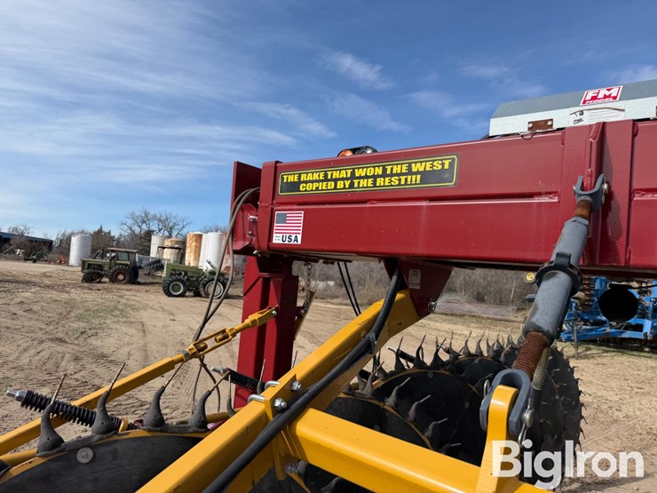 2023-darf-1017lfmwac-17-wheel-hay-rake-image-17