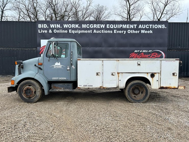 international-4700-lpx-service-body-truck-image-1