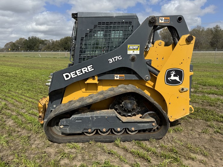 2022-deere-317g-image-2