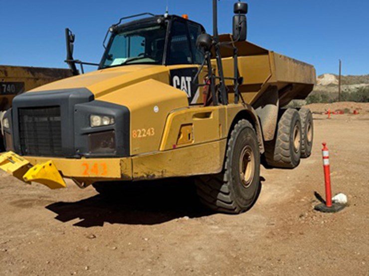 2013-caterpillar-740b-image-1