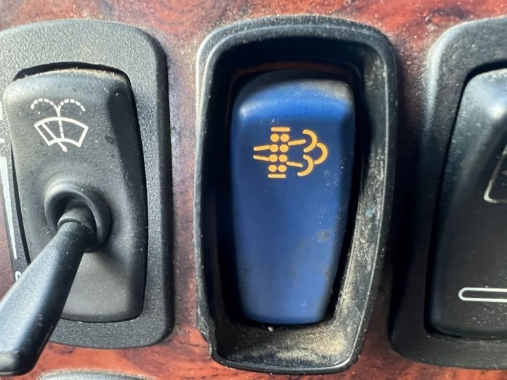 2015-mack-cxu613-tri-axle-truck-tractor-image-36