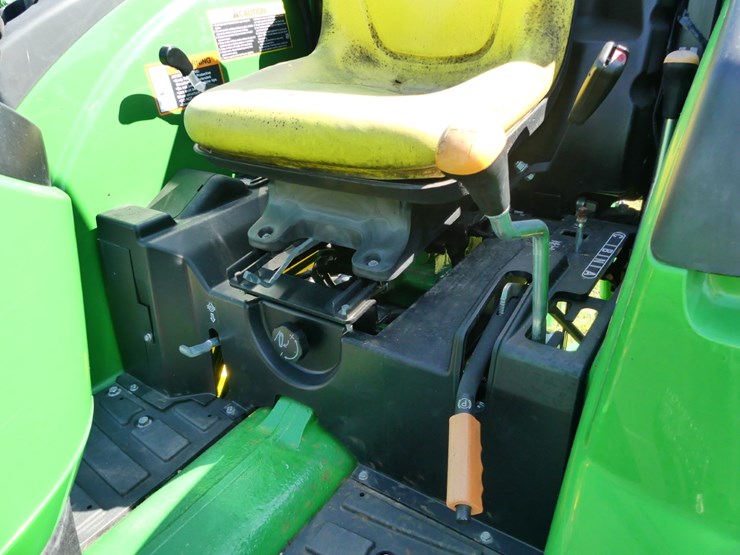 2021-john-deere-4044m-image-14