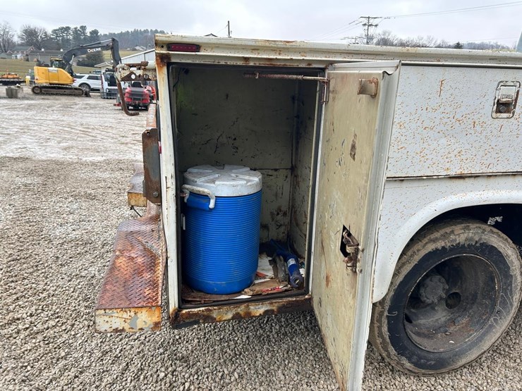 international-4700-lpx-service-body-truck-image-12