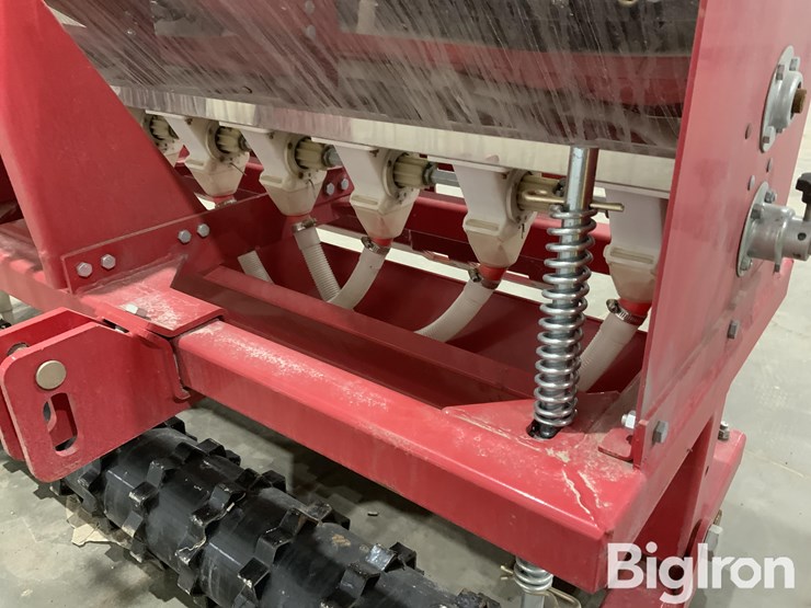 2025-massey-ferguson-730-image-11