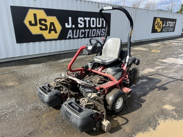 2014-toro-greensmaster-3320-triflex-traction-unit-image-1