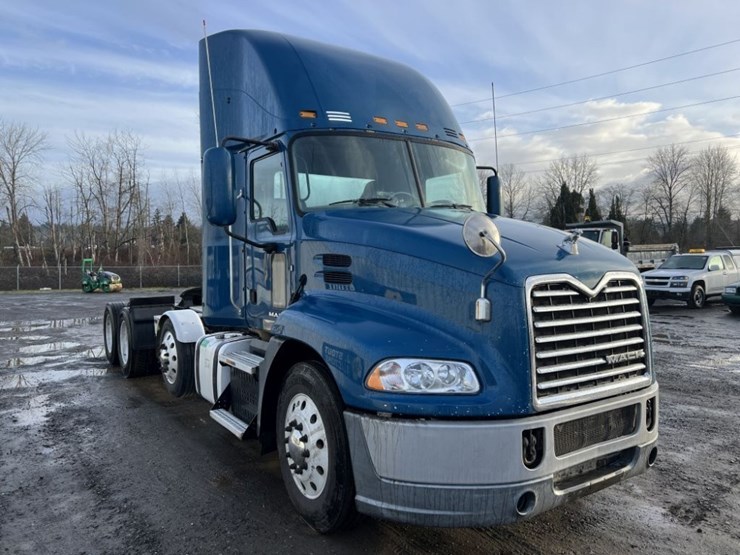 2015-mack-cxu613-tri-axle-truck-tractor-image-2