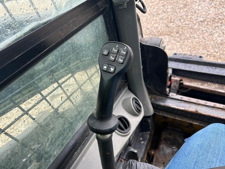 2023-new-holland-l318-image-25