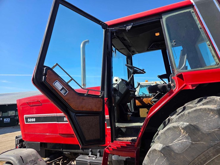 ih-5288-tractor-image-48