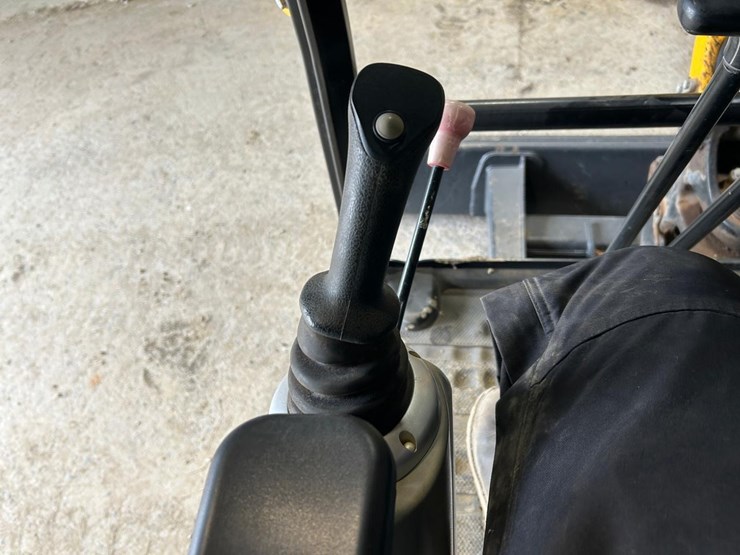 2022-jcb-35z-mini-excavator-image-23