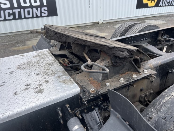 2017-mack-cxu613-tri-axle-truck-tractor-image-28