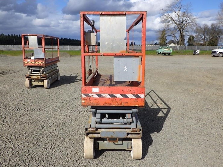 1997-skyjack-sj-3220-scissor-lift-image-2