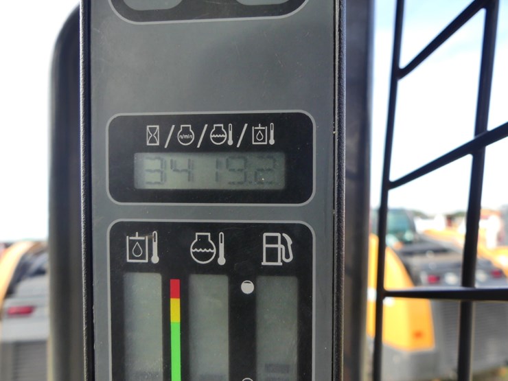 2015-case-tr320-image-16