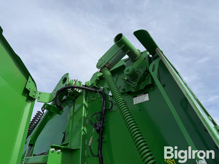 2023-john-deere-560m-image-13