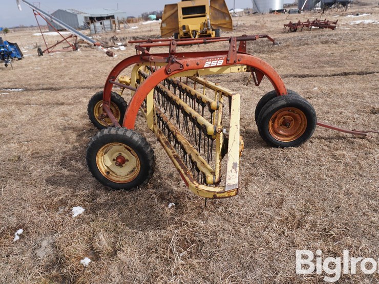 new-holland-258-image-4