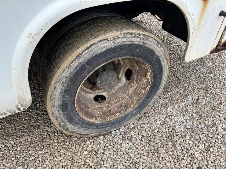 international-4700-lpx-service-body-truck-image-17