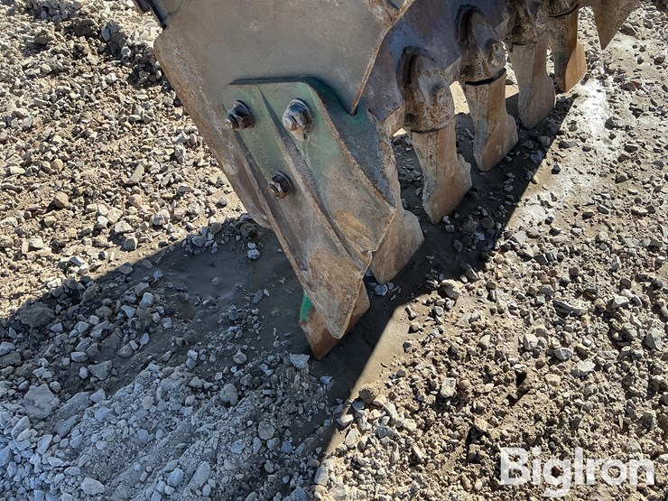 2021-john-deere-210-image-15