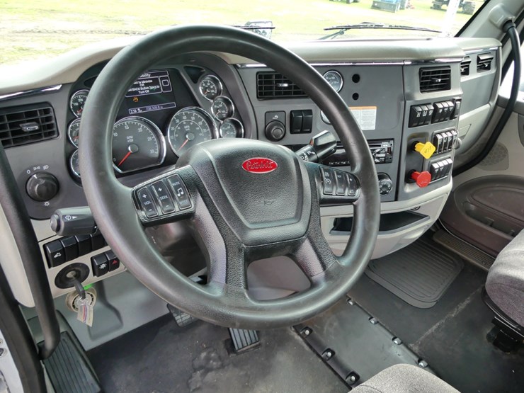 2021-peterbilt-579-image-12
