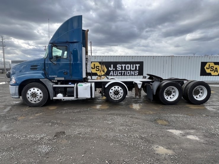 2017-mack-cxu613-tri-axle-truck-tractor-image-7