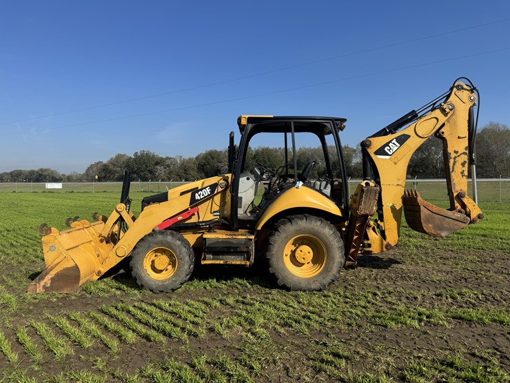 2015-caterpillar-420f-image-2