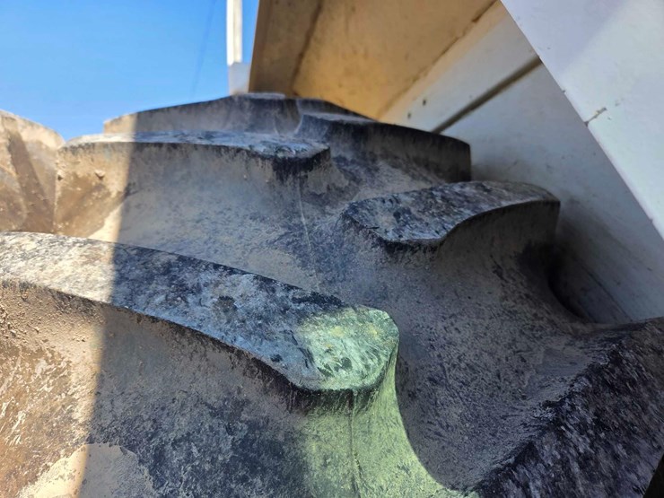 case-2290-tractor-image-31