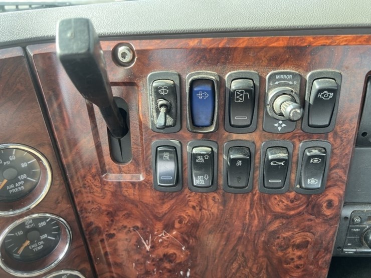 2015-mack-cxu613-tri-axle-truck-tractor-image-31