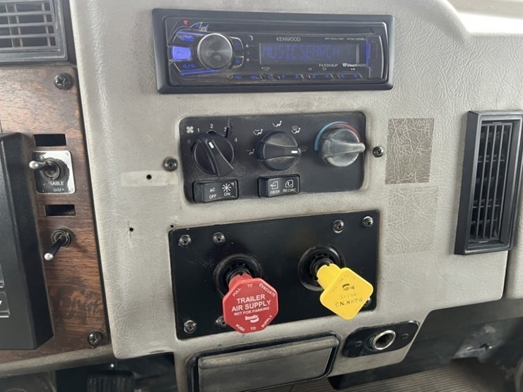 1998-peterbilt-330-image-30