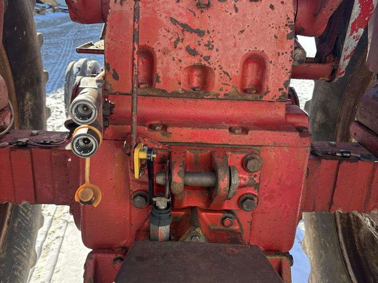 farmall-656-gas-tractor-image-10