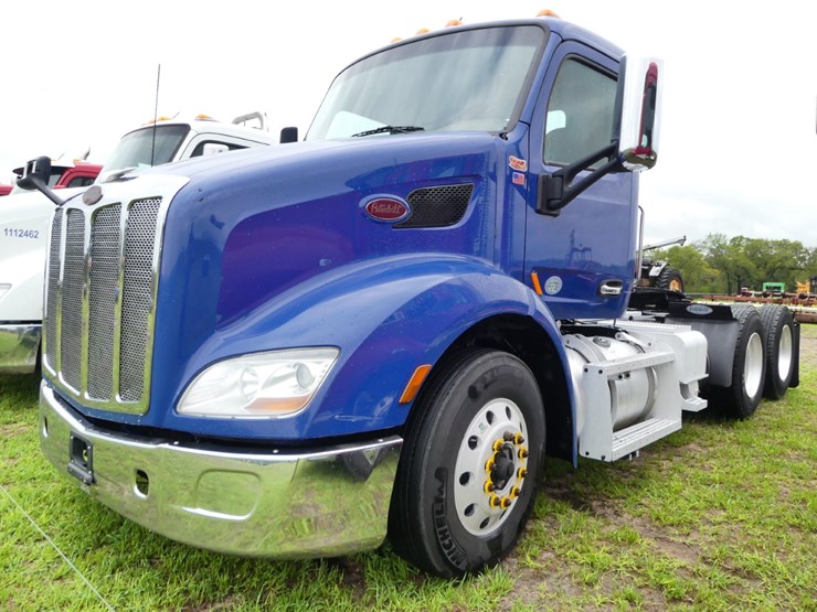 2017-peterbilt-579-image-2