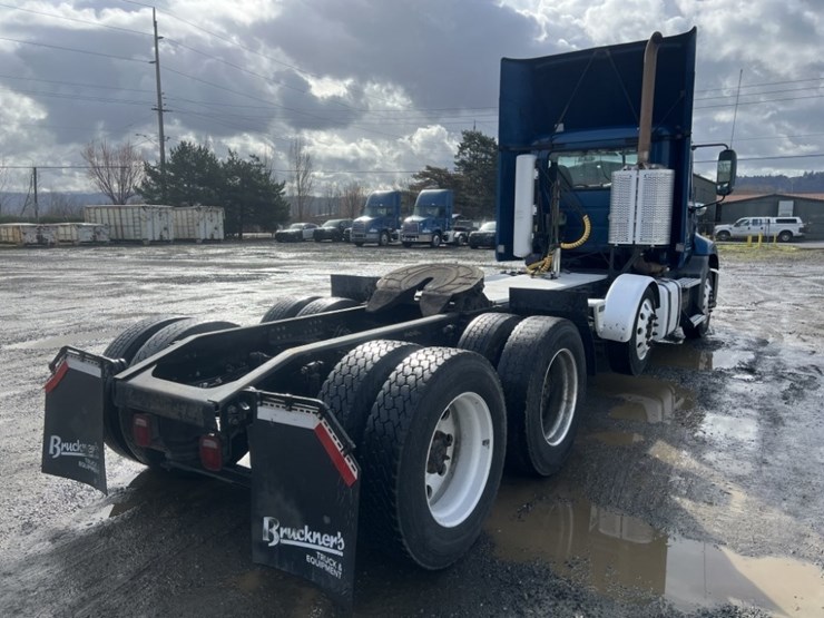 2015-mack-cxu613-tri-axle-truck-tractor-image-4