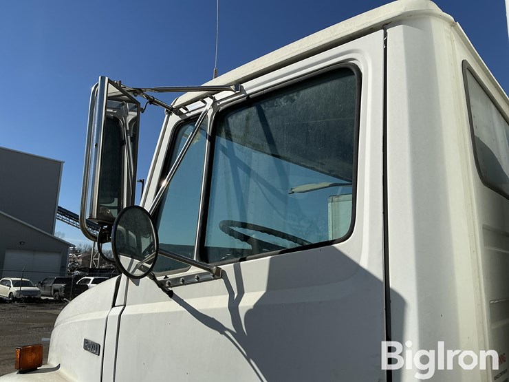 2002-freightliner-fl70-image-18