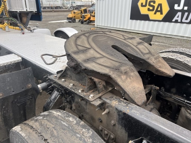 2017-mack-cxu613-tri-axle-truck-tractor-image-27