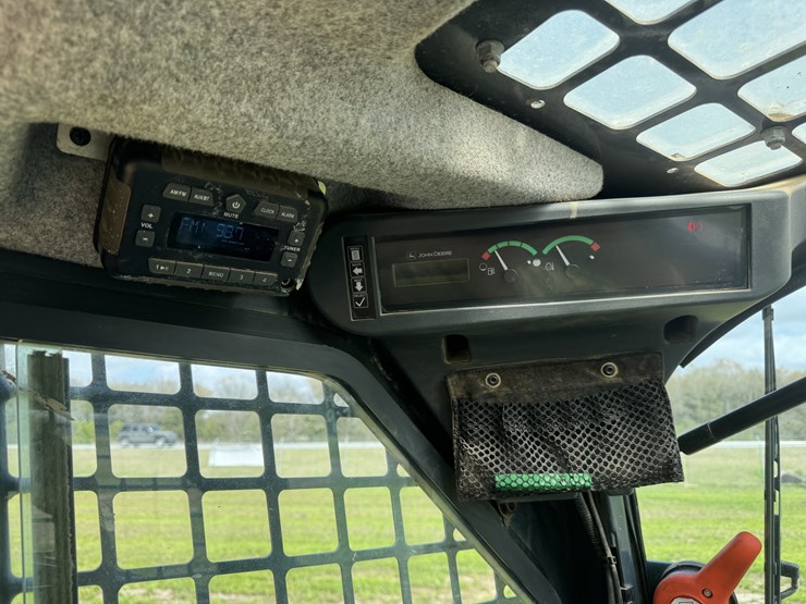 2022-deere-317g-image-14