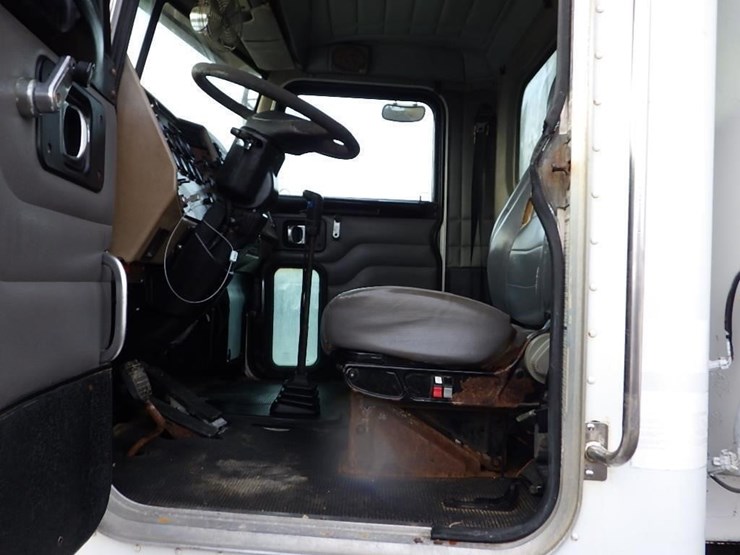 2007-peterbilt-335-image-21